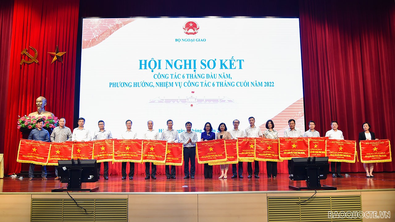 Thứ trưởng Thường trực Bộ Ngoại giao Nguyễn Minh Vũ trao tặng Cờ thi đua của Bộ Ngoại giao năm 2021 cho các tập thể. (Ảnh: Tuấn Anh)