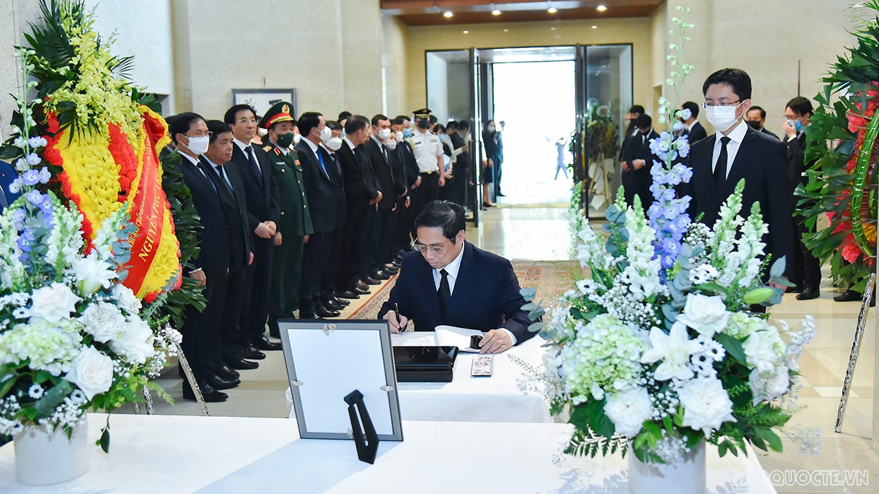 Lãnh đạo cấp cao Việt Nam chia buồn, ghi sổ tang, viếng cố Thủ tướng Nhật Bản Abe Shinzo