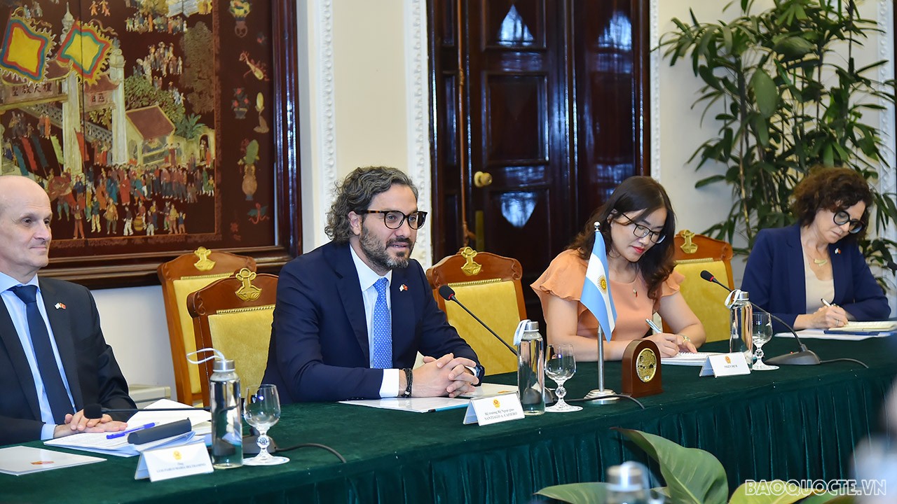 Bộ trưởng Ngoại giao Bùi Thanh Sơn đón và hội đàm với Bộ trưởng Ngoại giao Argentina Santiago Andres Cafiero