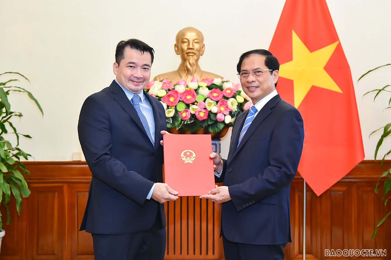 Bộ trưởng Ngoại giao Bùi Thanh Sơn trao quyết định bổ nhiệm lãnh đạo cấp Vụ