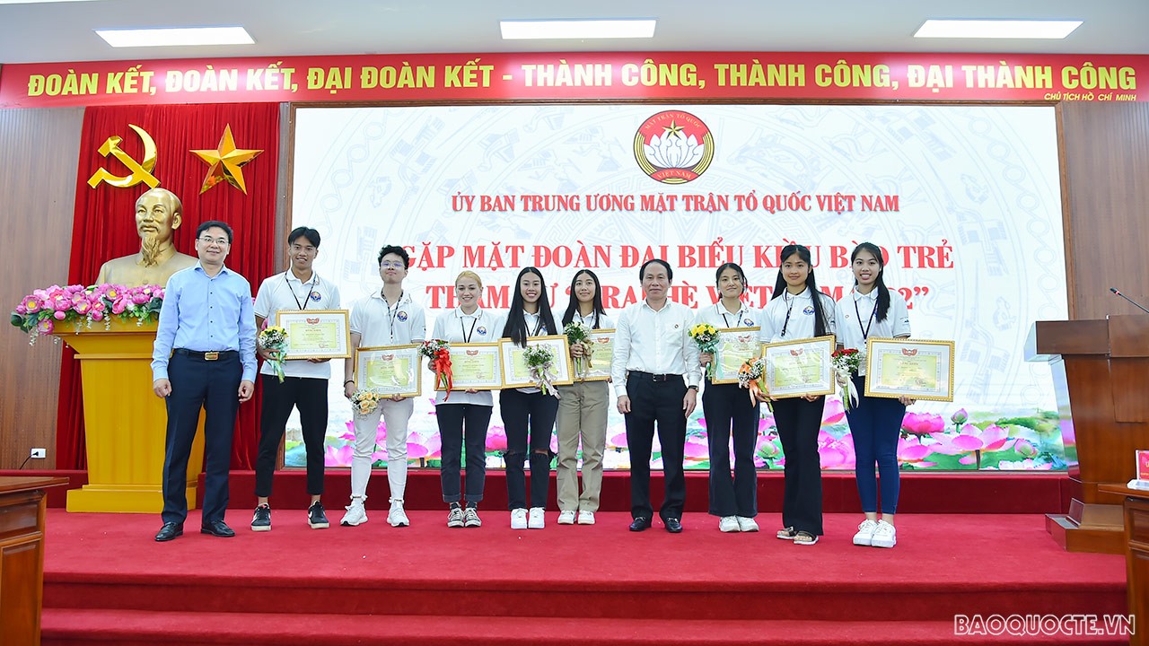 Phó Chủ tịch, Tổng Thư ký Lê Tiến Châu trao bằng khen cho các học sinh, sinh viên có thành tích xuất sắc. (Ảnh: Anh Sơn)