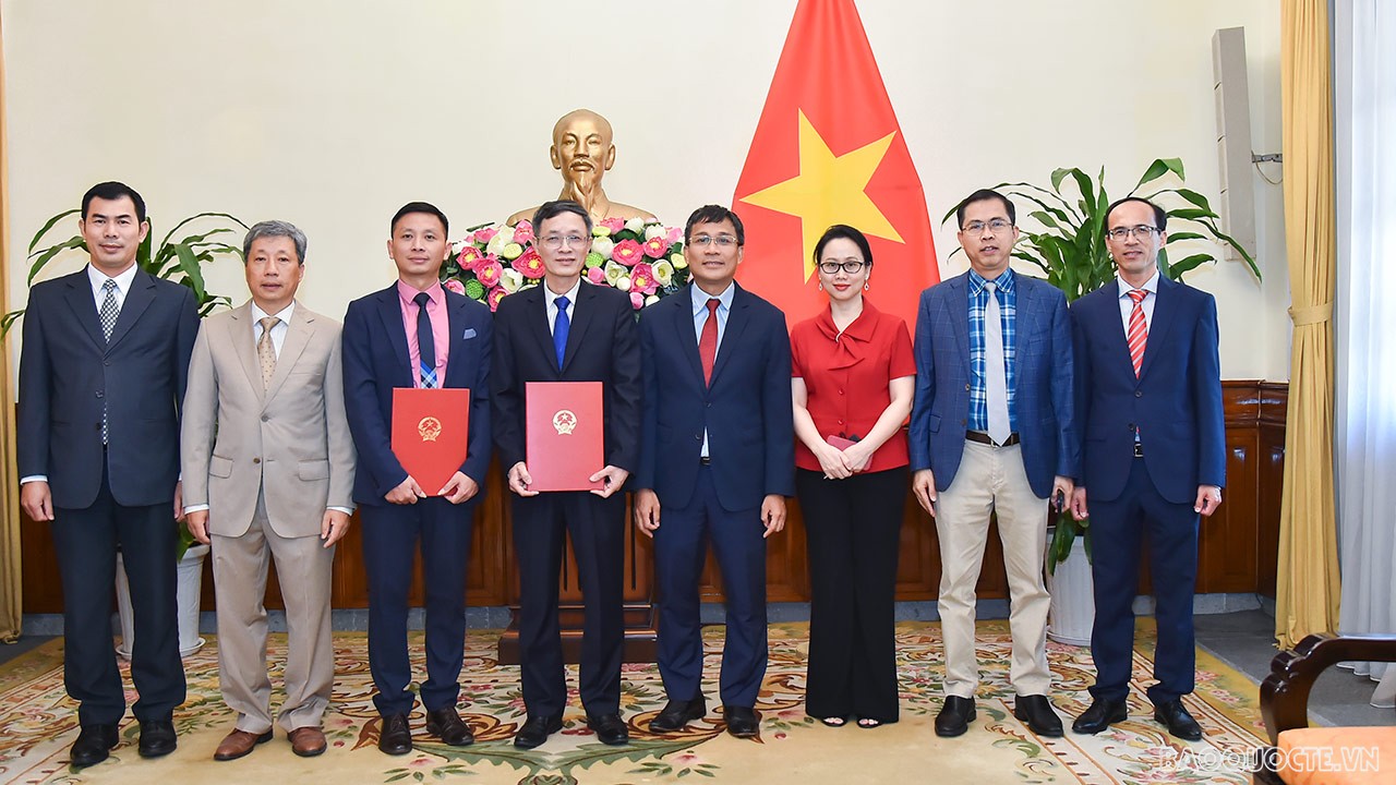 Thứ trưởng Thường trực Bộ Ngoại giao Nguyễn Minh Vũ trao quyết định bổ nhiệm cán bộ cấp Vụ