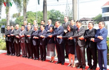 Lễ thượng cờ và “Đi bộ vì sức khỏe” dịp kỷ niệm 50 năm thành lập ASEAN tại Lào