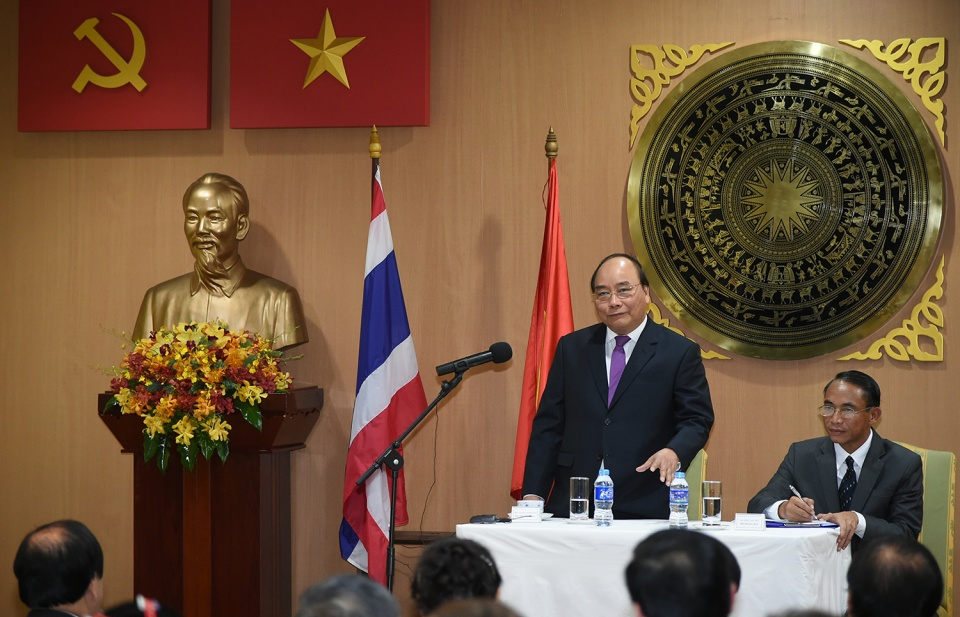 Thủ tướng thăm Đại sứ quán Việt Nam tại Thái Lan
