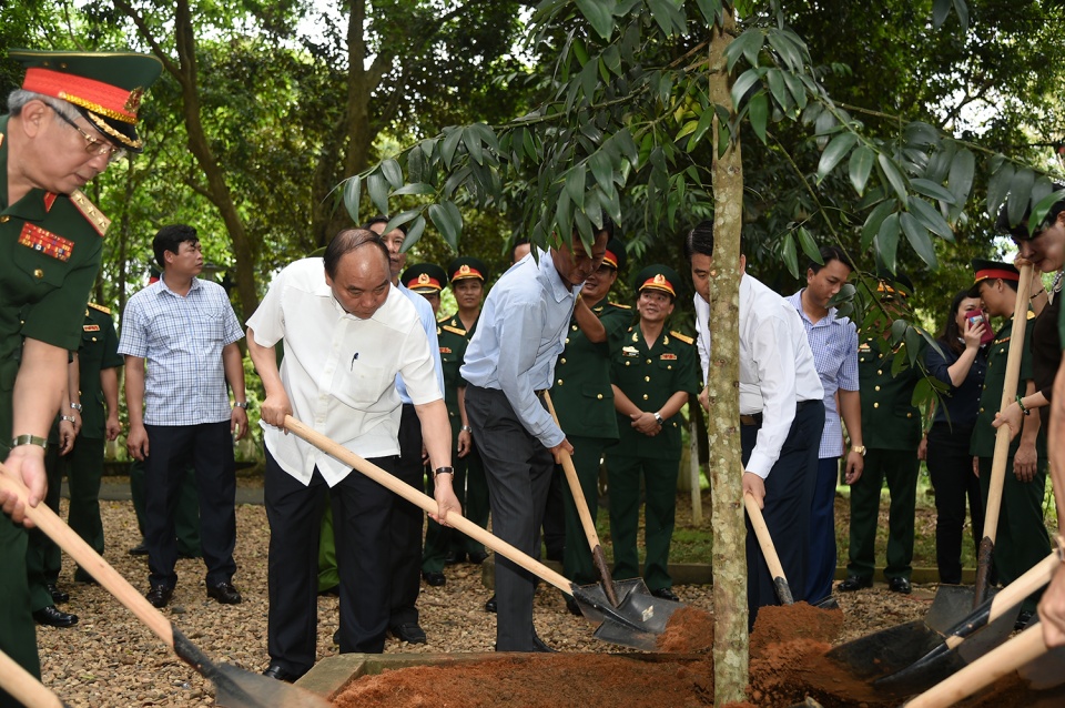 Thủ tướng dâng hương tưởng nhớ Bác Hồ tại Khu Di tích K9 tin nhap 20170821111734