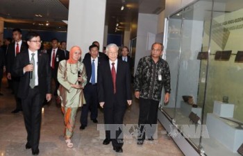 Tổng Bí thư thăm Đại sứ quán, trao đổi với doanh nghiệp tại Indonesia