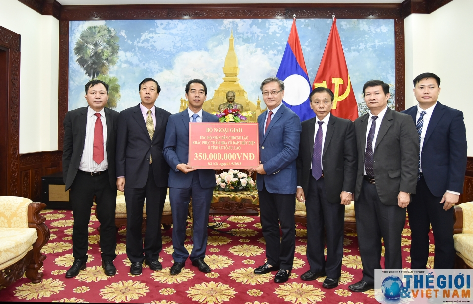 Bộ Ngoại giao trao 350 triệu đồng ủng hộ nhân dân Lào sau sự cố vỡ đập