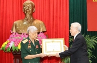 Trao Huy hiệu 70 năm tuổi Đảng tặng nguyên Tổng Bí thư Lê Khả Phiêu
