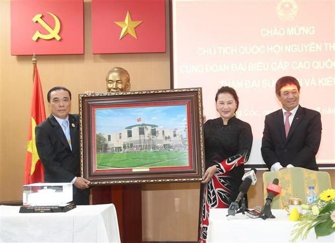 Chủ tịch Quốc hội gặp gỡ cộng đồng người Việt Nam tại Thái Lan