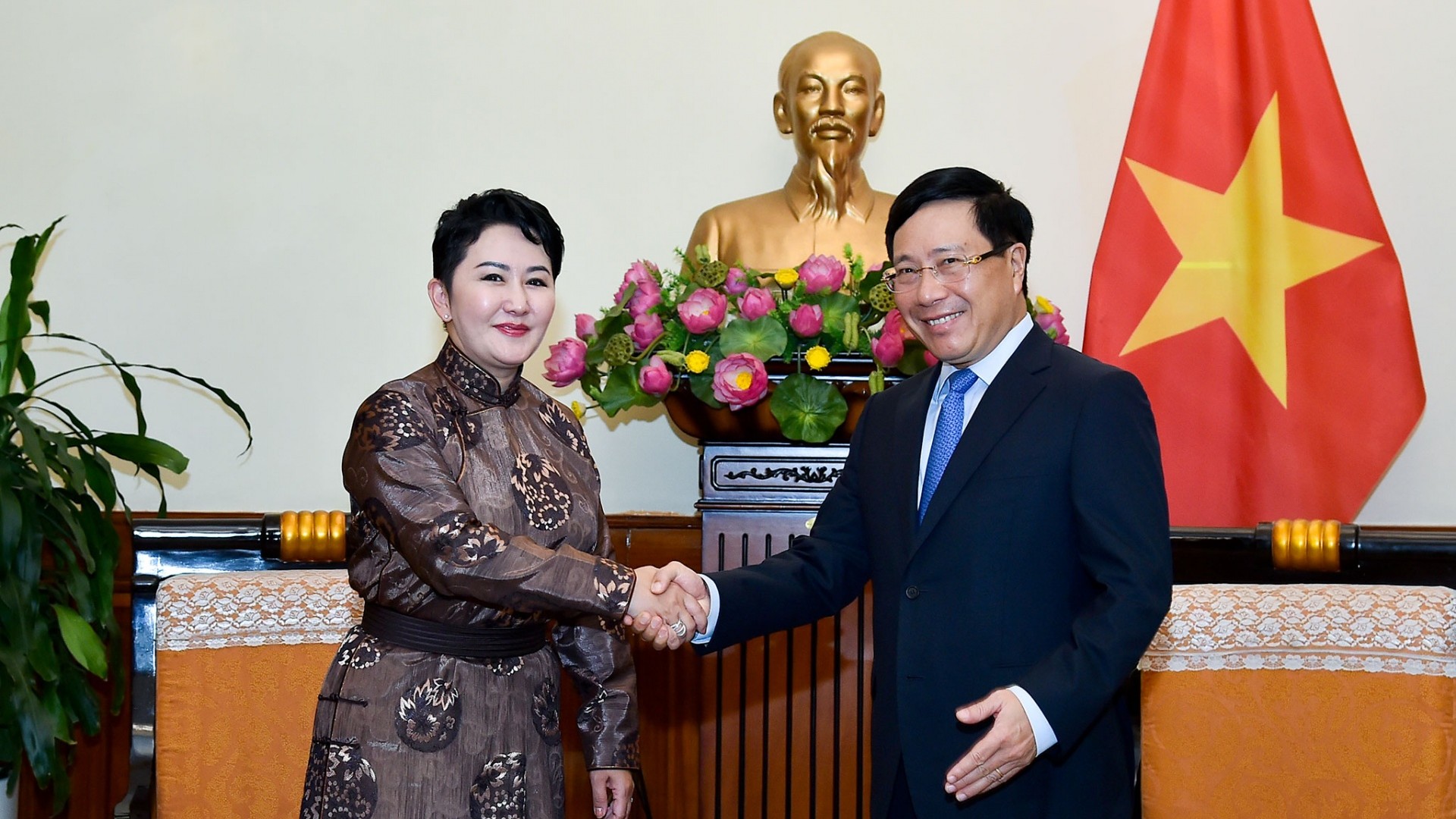 Phó Thủ tướng Phạm Bình Minh tiếp Thứ trưởng Ngoại giao Mông Cổ Batmunkh Battsetseg