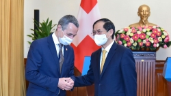 Họp báo chung Bộ trưởng Ngoại giao Việt Nam-Thụy Sỹ: Đằng sau khẩu trang là những nụ cười