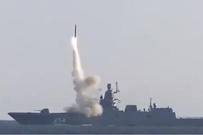 Khoảnh khắc tên lửa Zircon phóng từ chiến hạm Nga trong cuộc thử nghiệm hồi tháng 7 (Ảnh: Bộ Quốc phòng Nga).