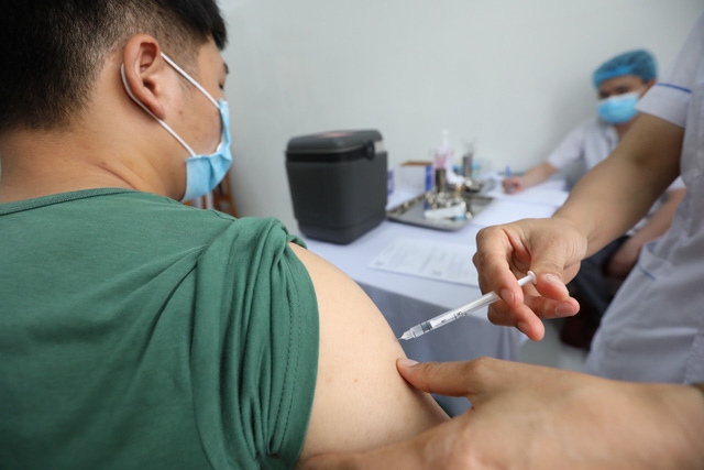 Tiêm thử nghiệm lâm sàng giai đoạn 3 vaccine Nano Covax cho người tình nguyện. (Nguồn: SK&ĐS)