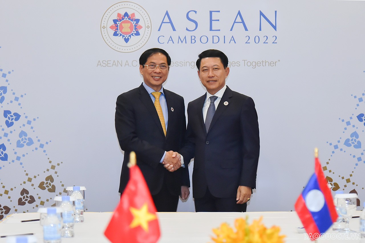 AMM-55: Bộ trưởng Ngoại giao Bùi Thanh Sơn đã gặp Phó Thủ tướng, Bộ trưởng Ngoại giao Lào Saleumxay Kommasith