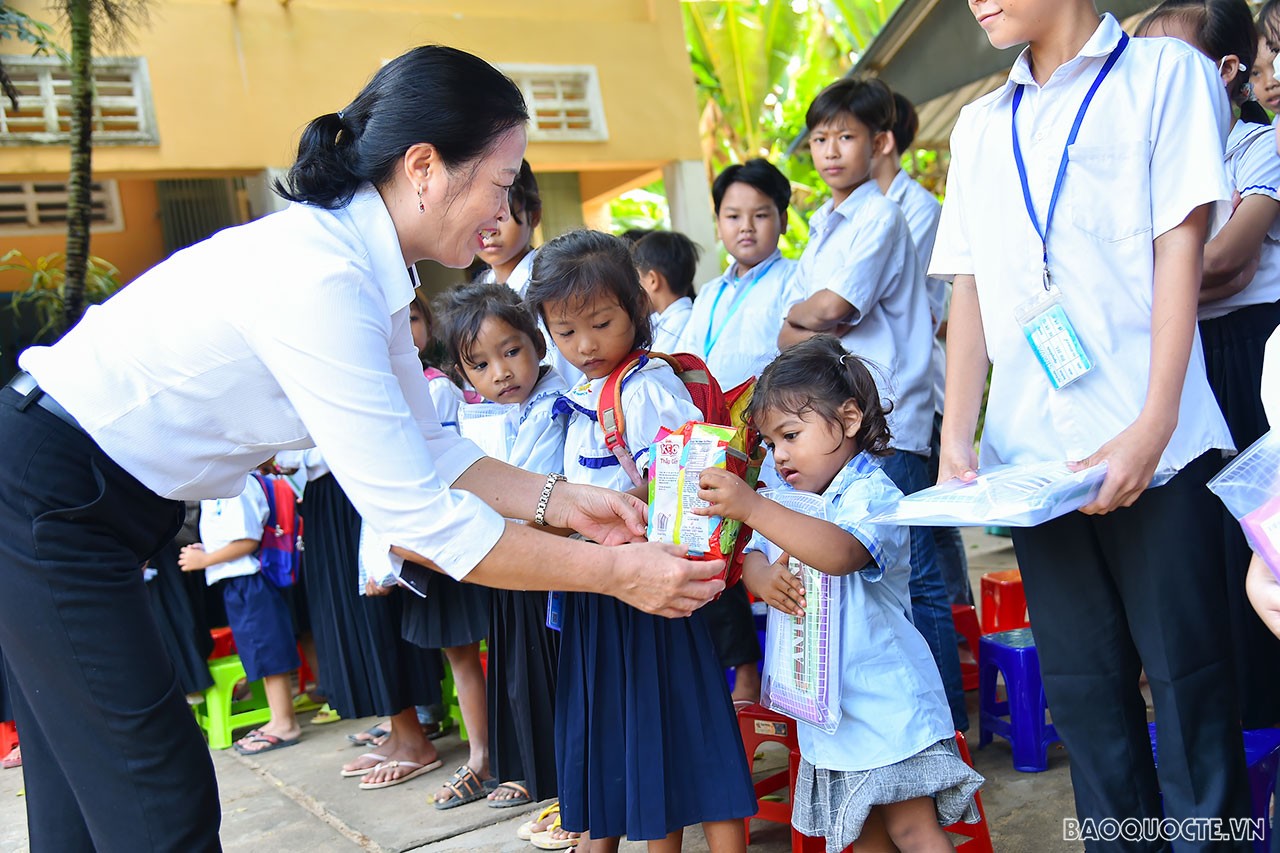 AMM-55: Bộ trưởng Ngoại giao Bùi Thanh Sơn gặp Phó Thủ tướng, Bộ trưởng Ngoại giao Lào Saleumxay Kommasith