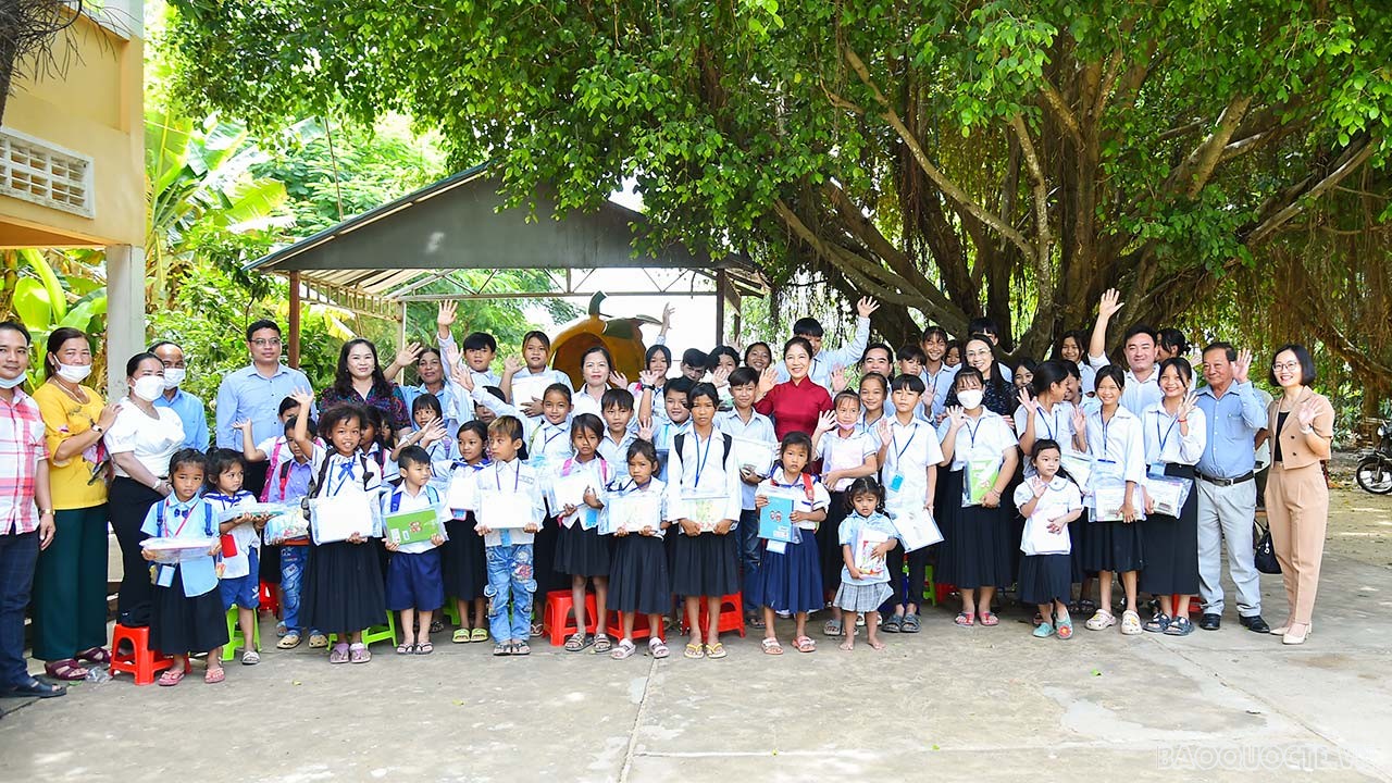 AMM-55: Bộ trưởng Ngoại giao Bùi Thanh Sơn gặp Phó Thủ tướng, Bộ trưởng Ngoại giao Lào Saleumxay Kommasith