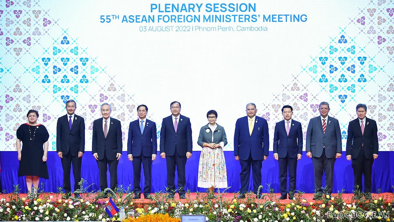Sau lễ khai mạc, các Bộ trưởng Ngoại giao ASEAN tham dự các phiên họp trong khuôn khổ Hội nghị AMM-55.