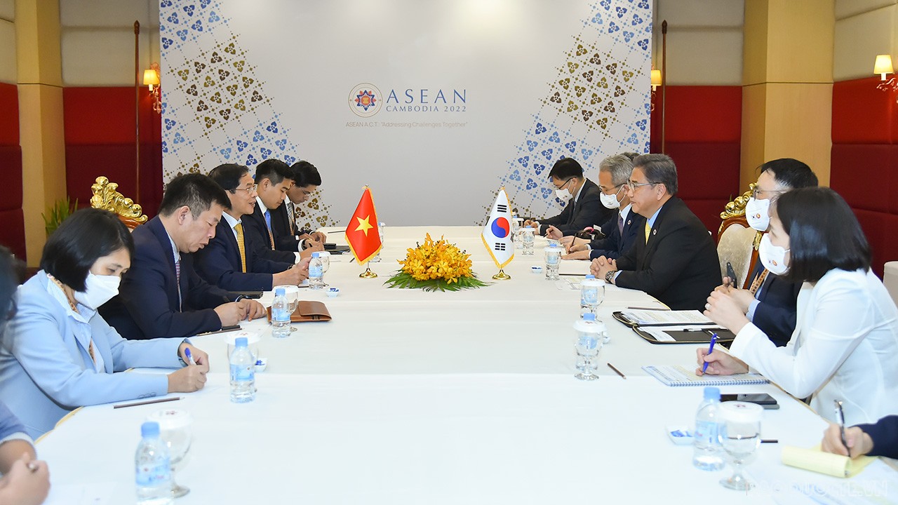 FM Bui Thanh Son attends 29th ARF, having bilateral meetings on sidelines