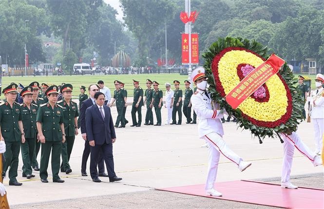 Thủ tướng Phạm Minh Chính và các đại biểu đến đặt vòng hoa và vào Lăng viếng Chủ tịch Hồ Chí Minh. (Nguồn: TTXVN