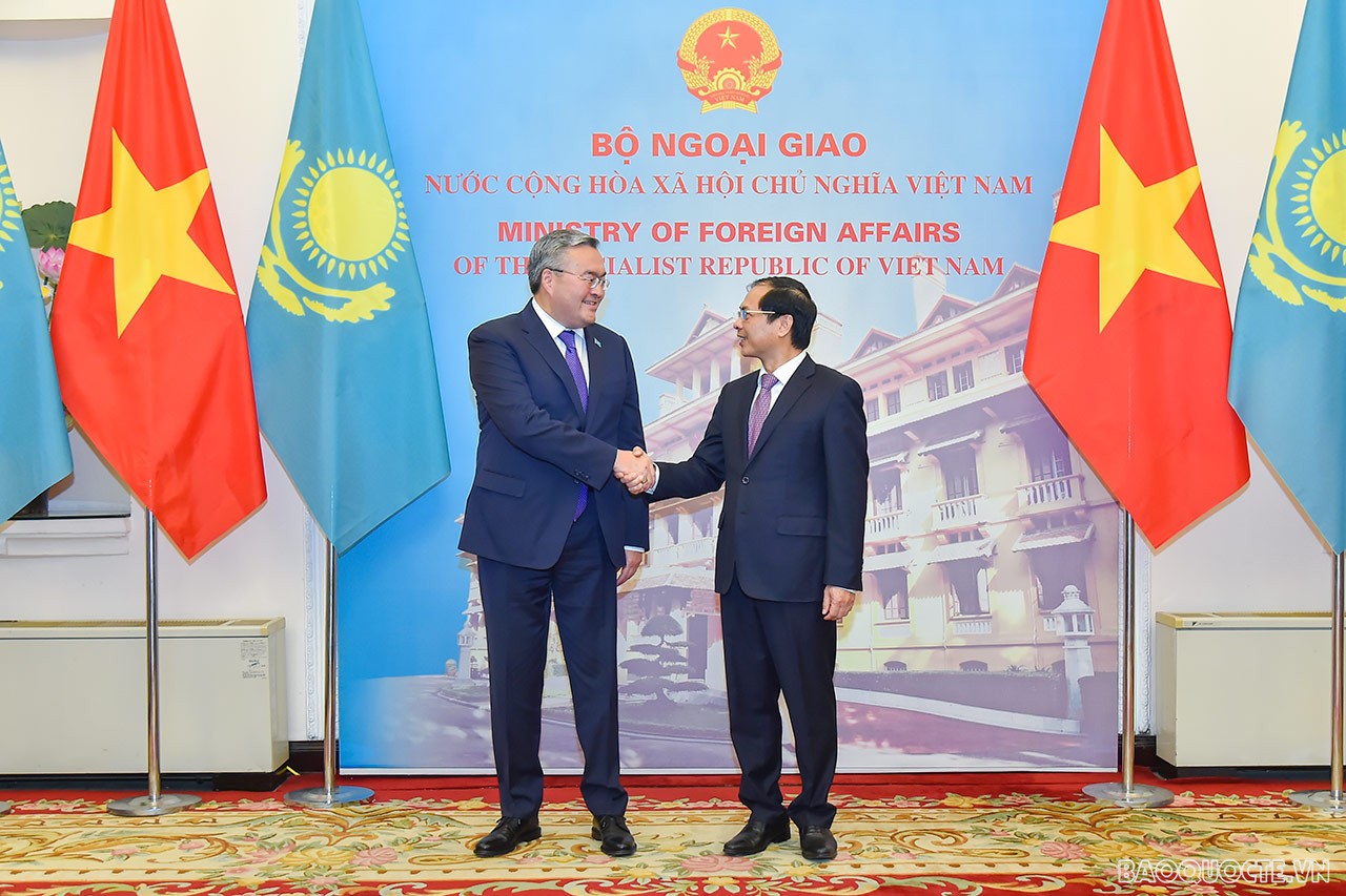 FM Bui Thanh Son welcomed and held talks with Deputy PM, FM of Kazakhstan Mukhtar Tileuberdi