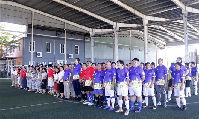 Các đội tham gia chụp ảnh lưu niệm trước khi thi đấu.Giải bóng đá chào mừng Năm Đoàn kết Hữu nghị Việt Nam-Lào 2022. (Nguồn: TTXVN)