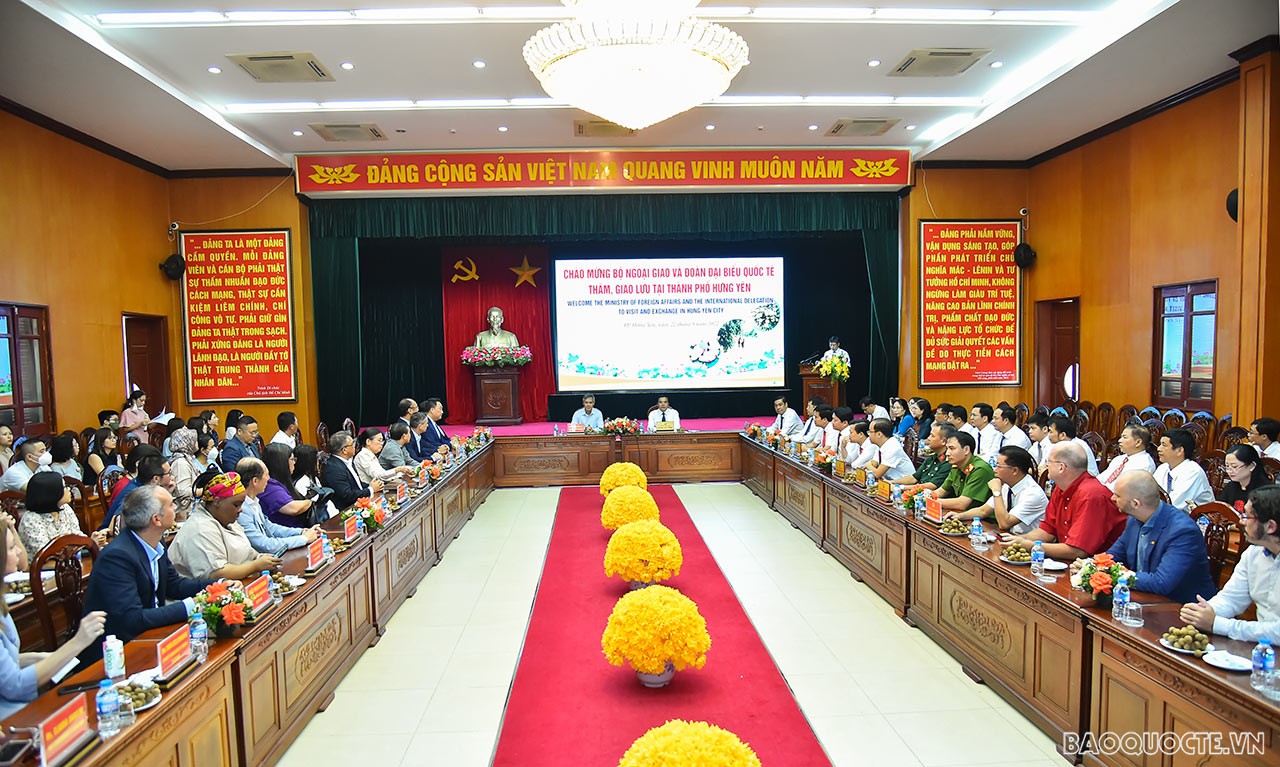 Tiếp đón đoàn có ông Phạm Huy Bình, Bí thư Thành ủy Hưng Yên, đại điện lãnh đạo UBND TP và các ban, ngành của TP Hưng Yên. 