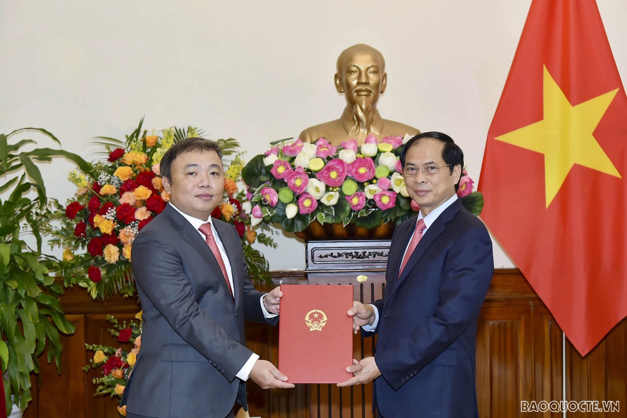 Bộ trưởng Ngoại giao trao quyết định bổ nhiệm Tổng lãnh sự Việt Nam tại Thượng Hải