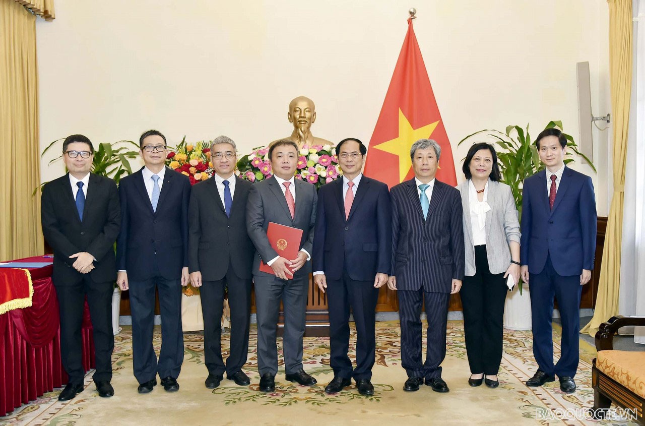 Bộ trưởng Ngoại giao trao quyết định bổ nhiệm Tổng lãnh sự Việt Nam tại Thượng Hải