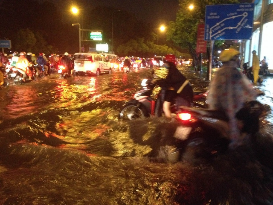 Mưa như trút, Sài Gòn thành "biển nước" mênh mông, ngập chưa từng thấy!