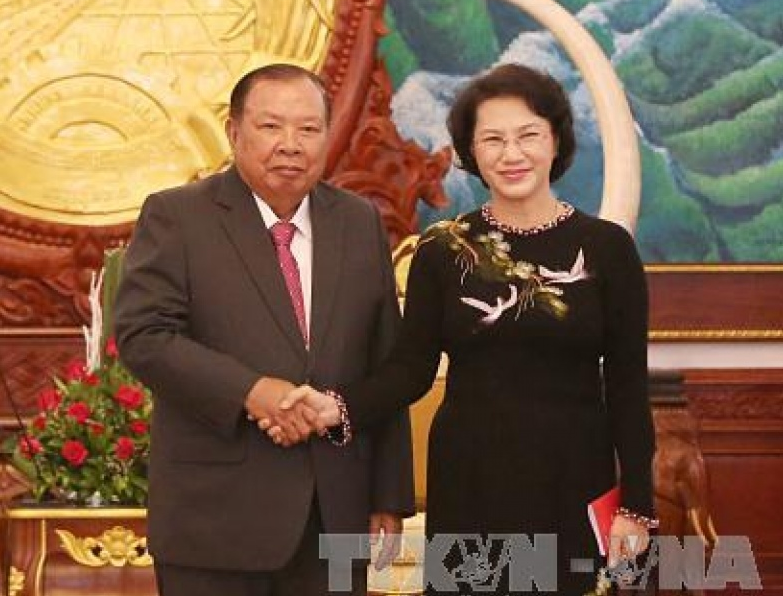 Chủ tịch Quốc hội chào Tổng Bí thư, Chủ tịch nước Lào
