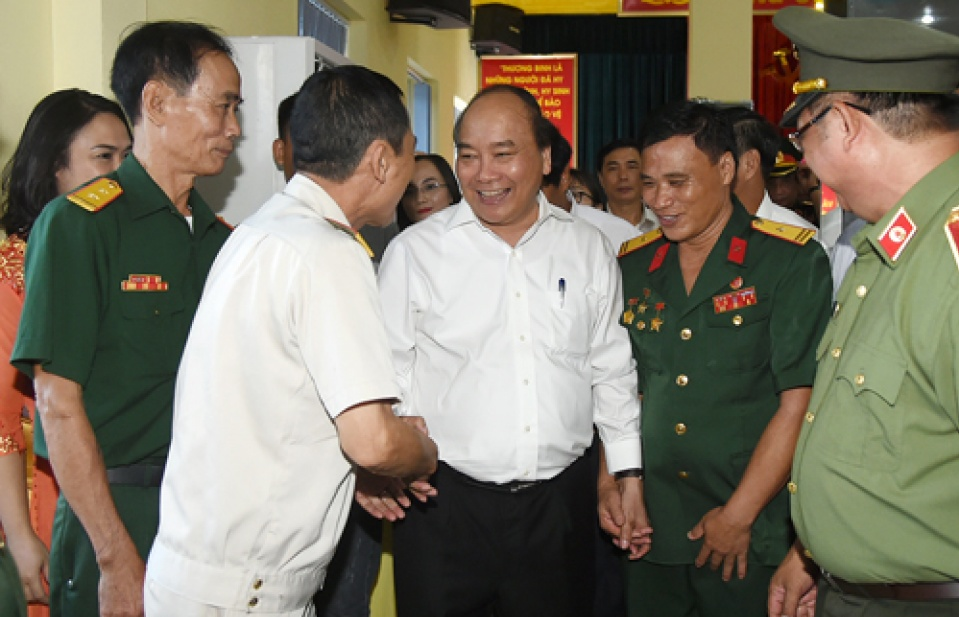 Thủ tướng thăm Xí nghiệp thương binh Quang Minh