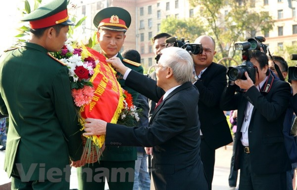 Tổng Bí thư Nguyễn Phú Trọng dâng hoa tại Tượng đài Bác Hồ ở Moscow