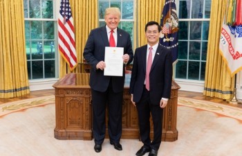 Đại sứ Hà Kim Ngọc trình Quốc thư lên Tổng thống Donald Trump