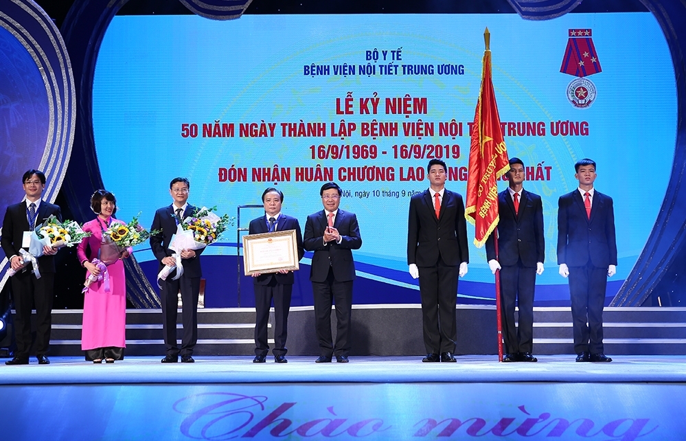 Phó Thủ tướng Phạm Bình Minh trao Huân chương Lao động hạng Nhất cho Bệnh viện Nội tiết TW