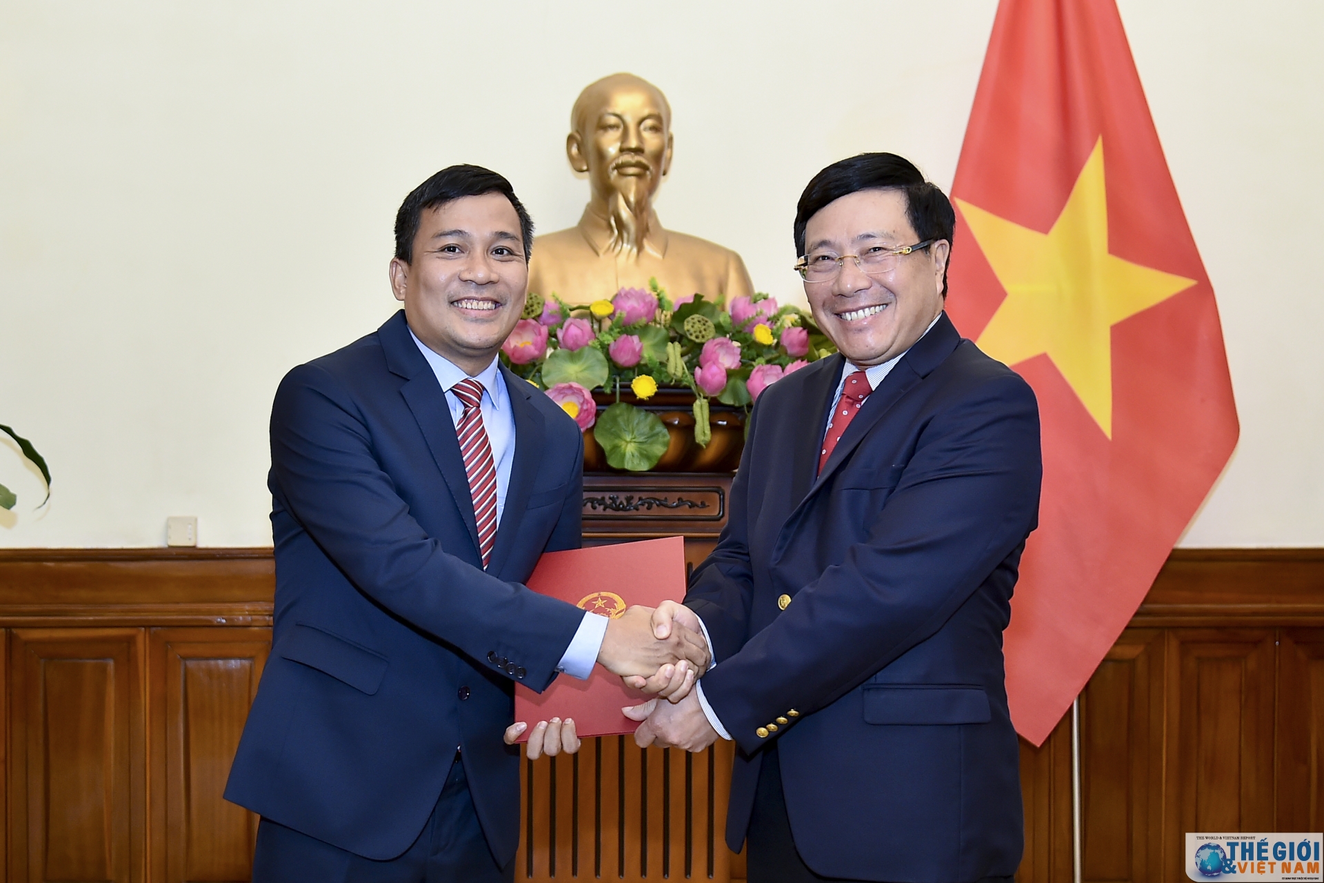 foreign minister pham binh minh presents appointment decision to new deputy foreign minister