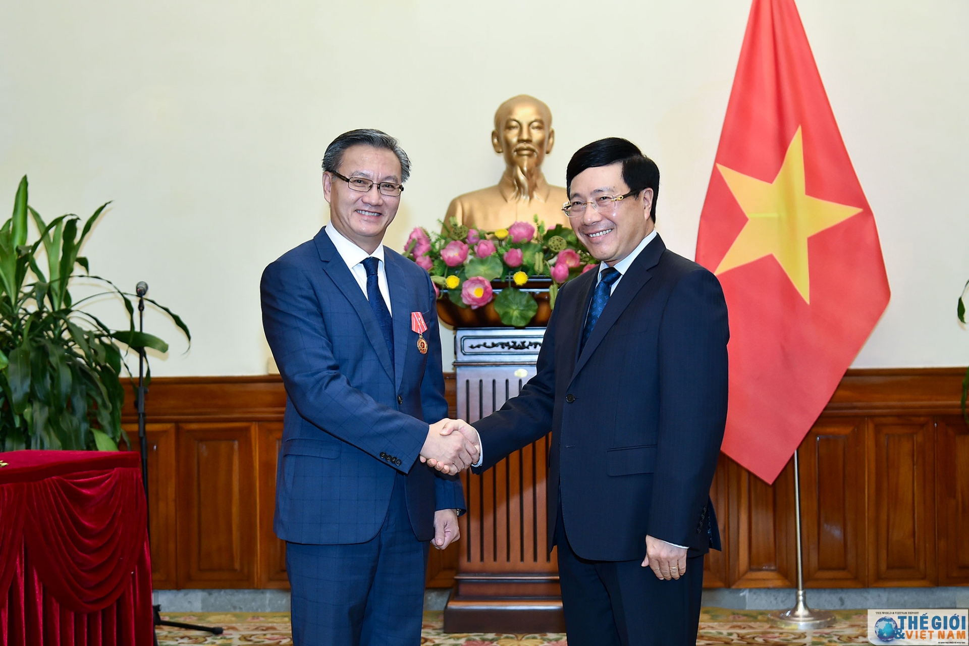 first class labour order presented to outgoing lao ambassador