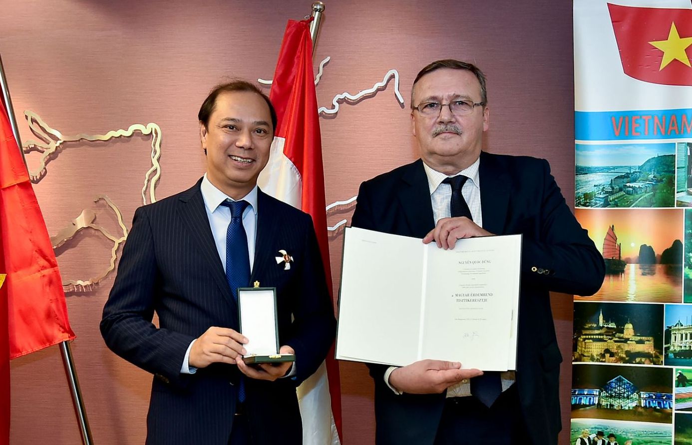 Thứ trưởng Ngoại giao Nguyễn Quốc Dũng nhận Huân chương Chữ thập do Nhà nước Hungary phong tặng