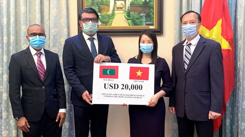 Việt Nam trao quà ủng hộ Maldives trong phòng chống Covid-19