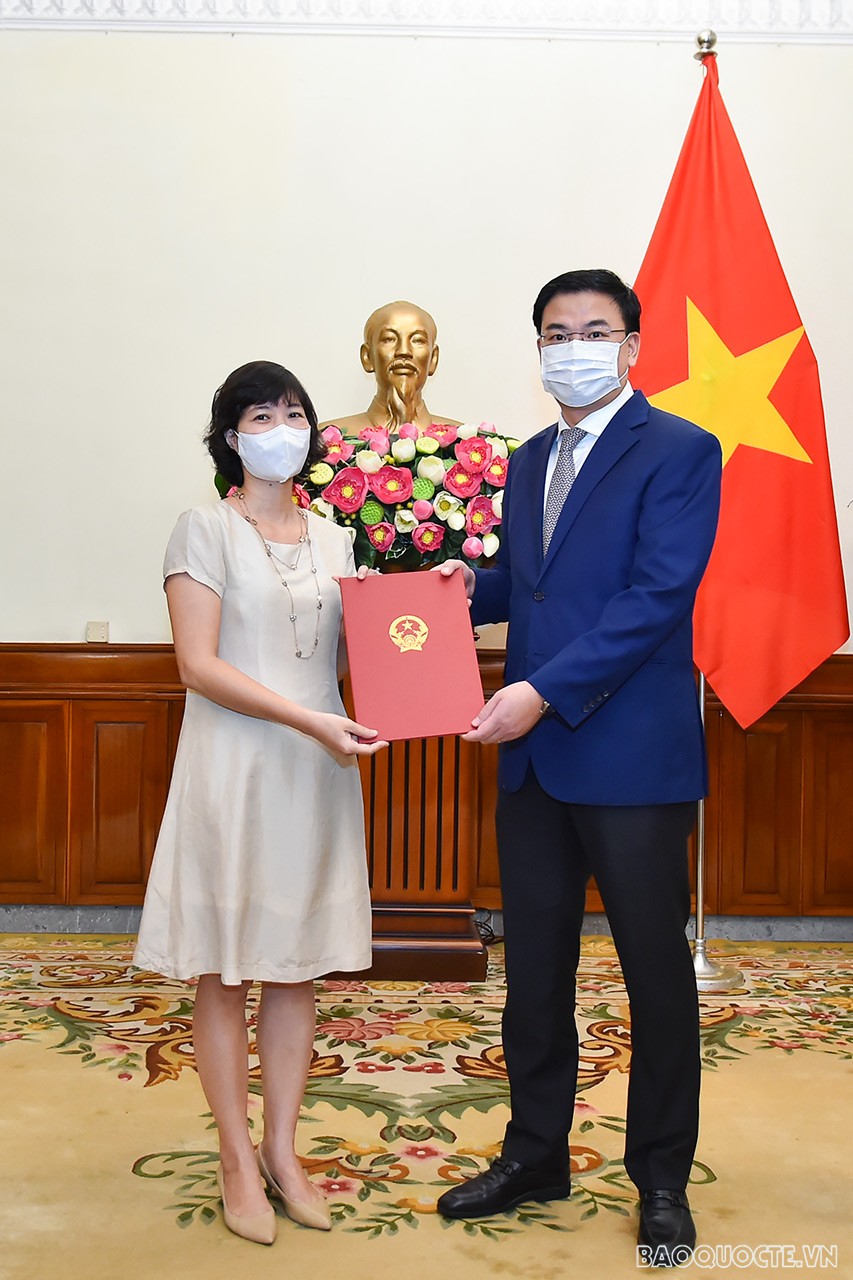 Thứ trưởng Ngoại giao Phạm Quang Hiệu đã trao quyết định điều động và bổ nhiệm bà Tạ Phương Dung, Tập sự Phó Vụ trưởng Vụ ASEAN giữ chức Phó Vụ trưởng Vụ Pháp chế Thanh tra, Ủy ban Nhà nước về người Việt Nam ở nước ngoài.