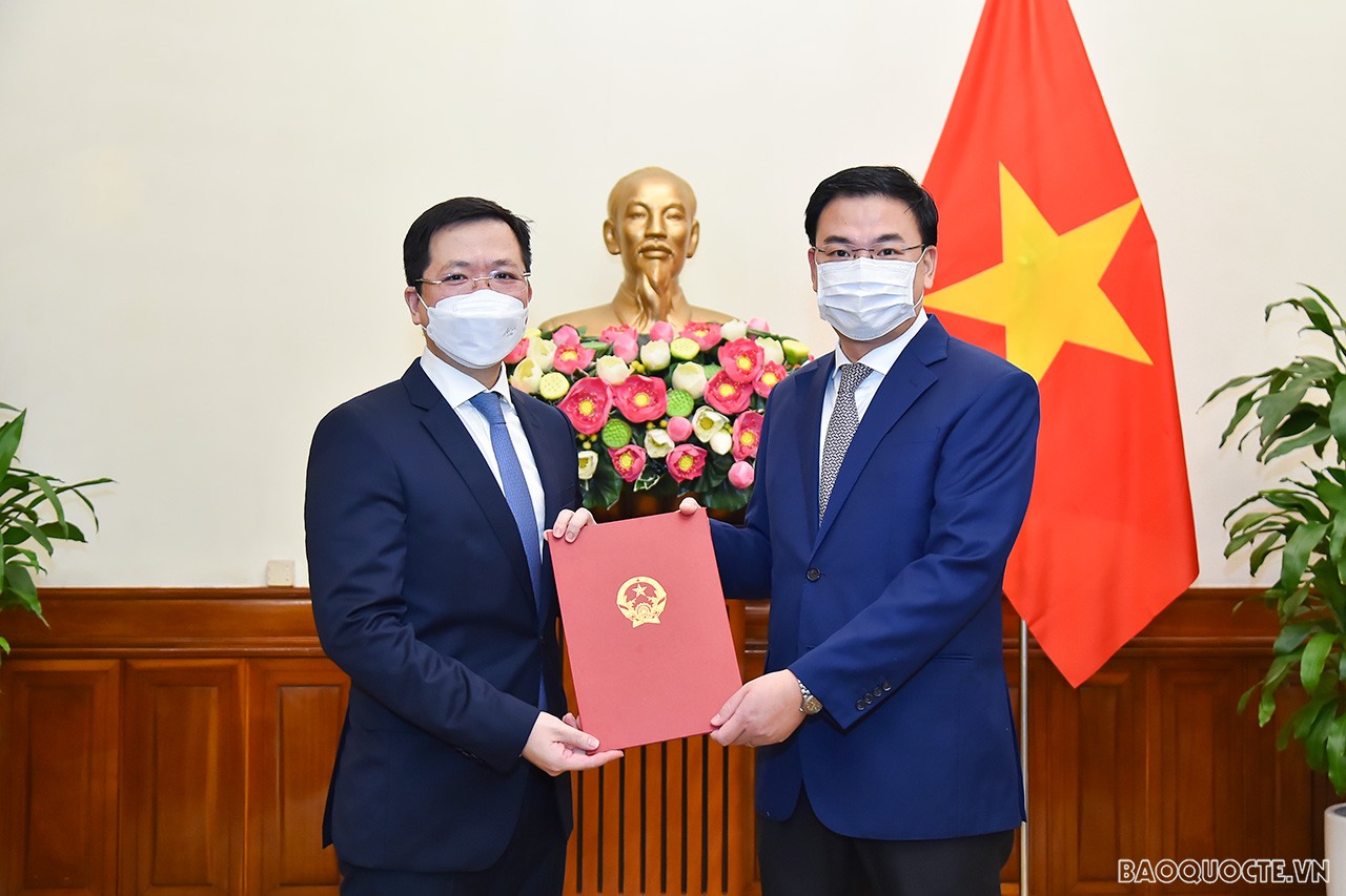 Thứ trưởng Ngoại giao Phạm Quang Hiệu đã trao quyết định bổ nhiệm ông Hà Hoàng Hải, Tập sự Phó Vụ trưởng Vụ Châu Âu giữ chức Phó Vụ trưởng Vụ Châu Âu.