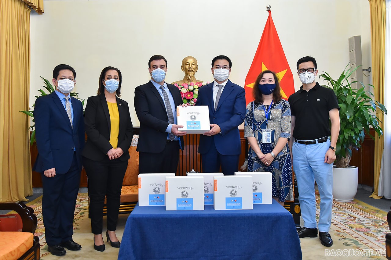 Israel trao tặng vật tư y tế hỗ trợ Việt Nam phòng chống dịch Covid-19