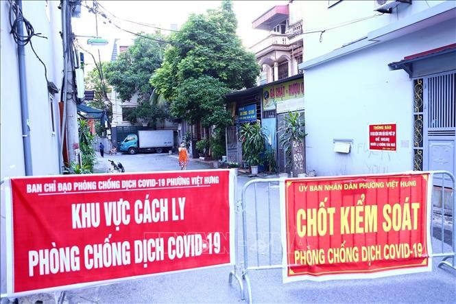 ực lượng chức năng phường Việt Hưng (Long Biên, Hà Nội) đã phong tỏa tạm thời tổ 4, tổ 5 với khoảng hơn 3.000 dân, đồng thời tiến hành truy vết, sàng lọc những người liên quan đến các ca nhiễm.