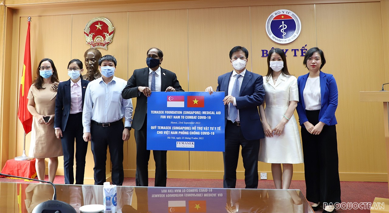 Thứ  trưởng Bộ Y tế cùng các đại biểu tiếp nhận vật tư y tế do Quỹ Temasek Singapore trao tặng Việt Nam phục vụ công tác phòng, chống dịch Covid-19.
