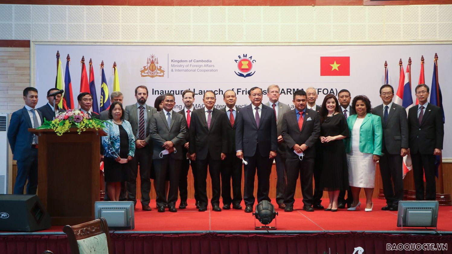 Phó Thủ tướng, Bộ trưởng Ngoại giao Campuchia Prak Sokhonn, đại diện Đại sứ quán các nước, các Tổ chức quốc tế tham dự Lễ ra mắt Những người bạn của ARMAC (FOA).