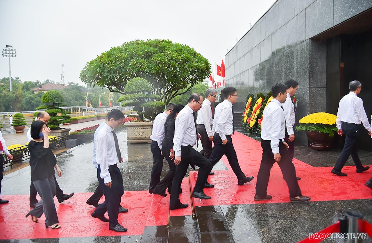 Chủ tịch Hồ Chí Minh cũng là vị Bộ trưởng Ngoại giao đầu tiên, trực tiếp dẫn dắt và rèn luyện Ngành Ngoại giao ngay từ những ngày đầu thành lập.