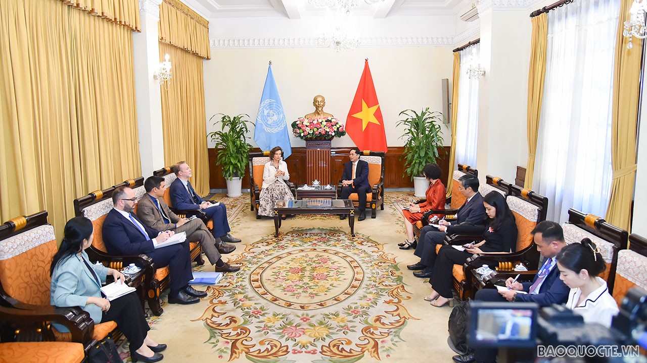 FM Bui Thanh Son receives UNESCO Director General