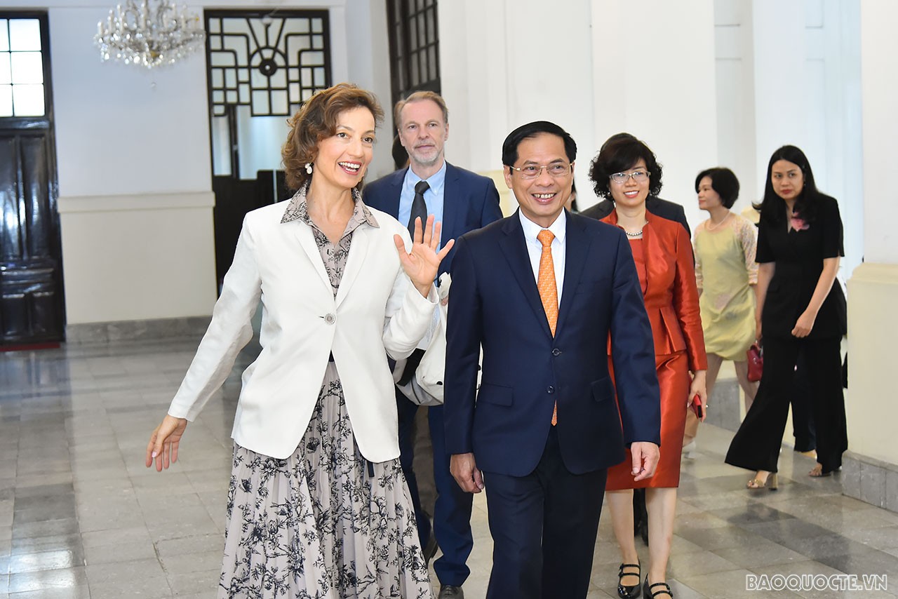 FM Bui Thanh Son receives UNESCO Director General