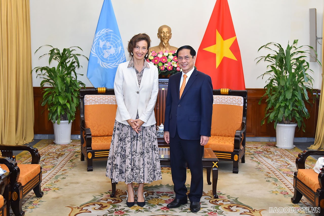 Chia sẻ những đánh giá về nỗ lực của Việt Nam tại UNESCO trong những năm qua, bà Audrey Azoulay nhấn mạnh, Việt Nam là một hình mẫu hợp tác hiệu quả với UNESCO. Hai bên đều ủng hộ phát triển giáo dục, đặc biệt là giáo dục trẻ em gái. Về văn hóa, 8 địa danh của Việt Nam đã được đưa vào danh sách Di sản thế giới và 13 hạng mục khác trong danh sách Di sản văn hóa phi vật thể. Việt Nam cũng là thành viên tích cực của Ban chấp hành UNESCO, được bầu vào năm 2021 với nhiệm kỳ 4 năm.