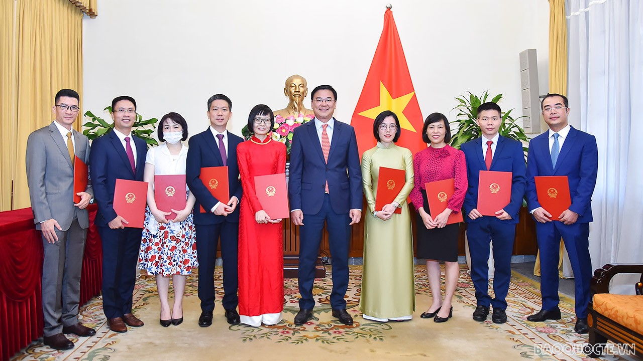 Thứ trưởng Phạm Quang Hiệu mong muốn các cán bộ mới được bổ nhiệm sẽ tiếp tục học hỏi, xây dựng tập thể đơn vị đoàn kết, nỗ lực hết sức mình đóng góp vào nhiệm vụ chính trị chung của Bộ.