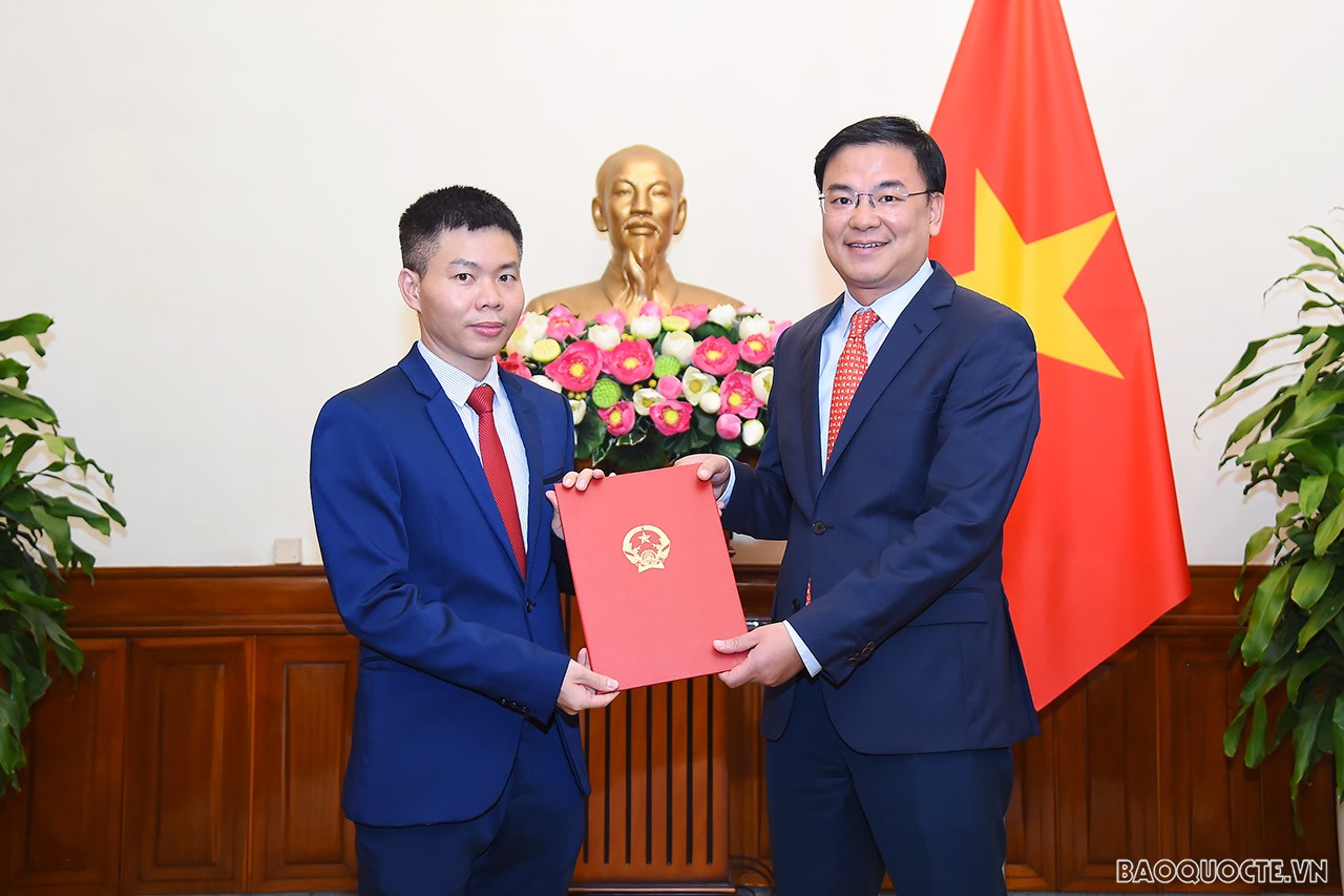Thứ trưởng Ngoại giao Phạm Quang Hiệu trao quyết định bổ nhiệm ông Đào Quyền Trưởng, Tập sự Phó Vụ trưởng Vụ Ngoại giao văn hóa và UNESCO, giữ chức Phó Vụ trưởng, Vụ Ngoại giao văn hóa và UNESCO.